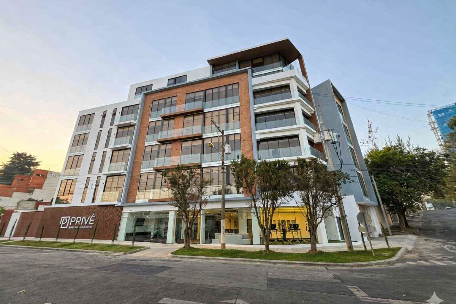 Fachada de PRIVE Apartamentos Boutique al atardecer